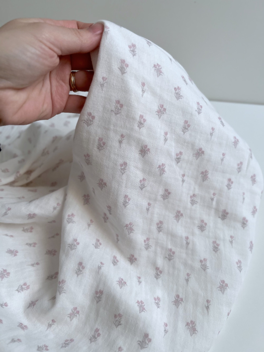 Madeleine - Double gaze de coton BIO blanc motif tulipes rose poudré Tissus issus de l'agriculture biologique  - 3