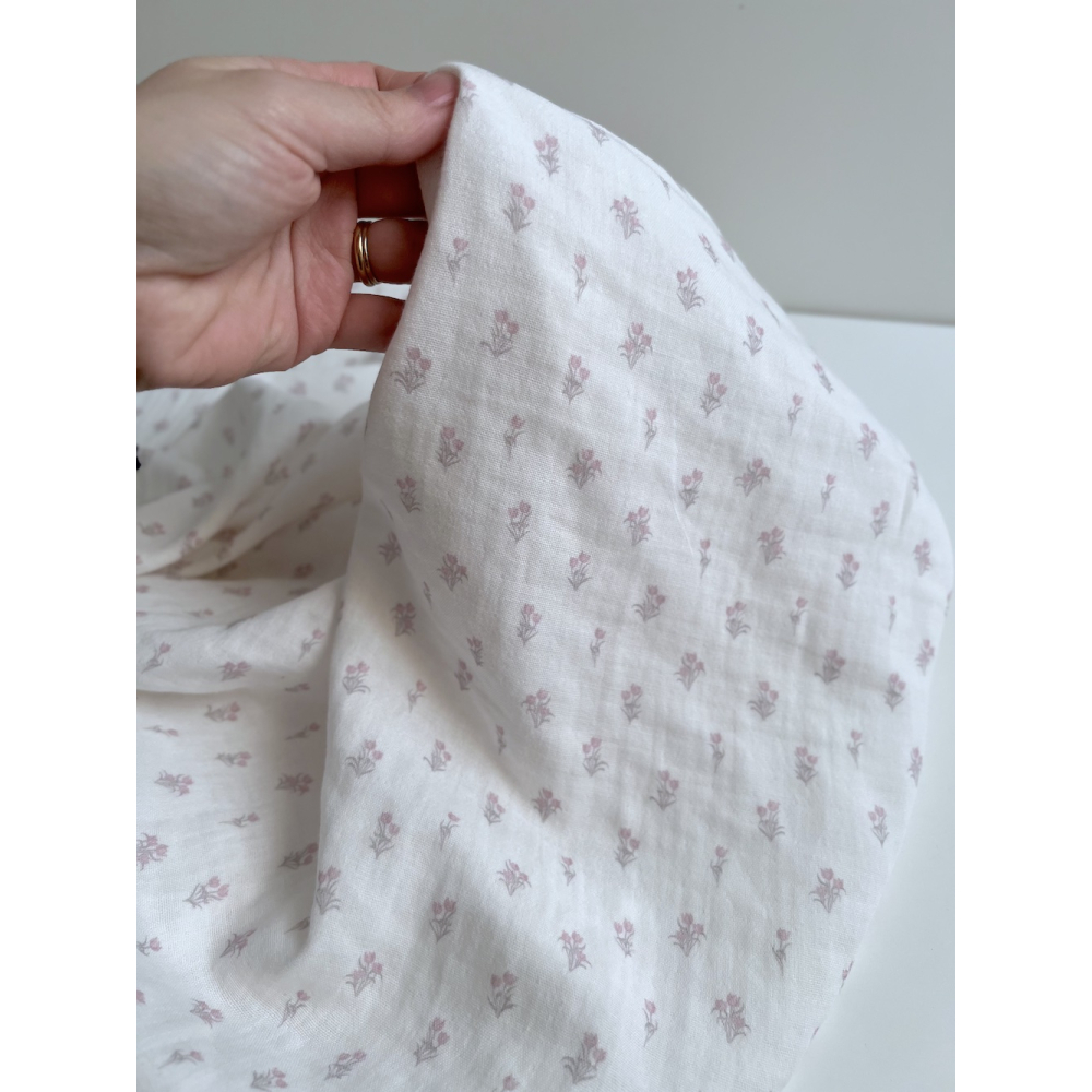 Madeleine - Double gaze de coton BIO blanc motif tulipes rose poudré Tissus issus de l'agriculture biologique  - 3