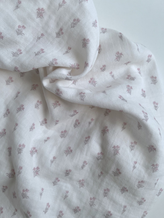 Madeleine - Double gaze de coton BIO blanc motif tulipes rose poudré Tissus issus de l'agriculture biologique  - 5