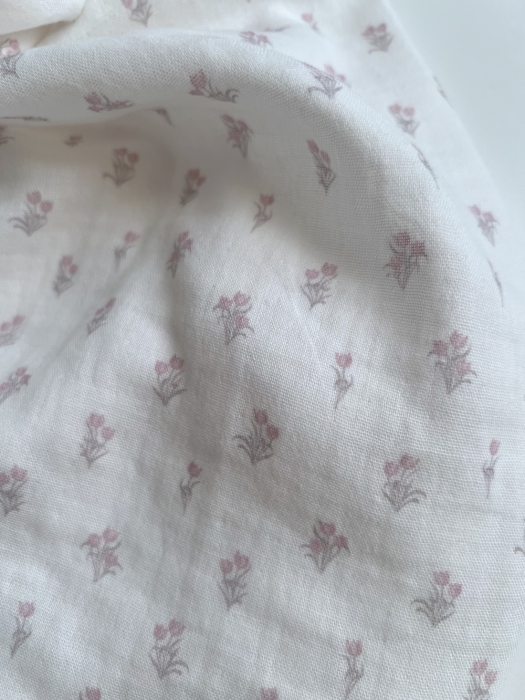 Madeleine - Double gaze de coton BIO blanc motif tulipes rose poudré Tissus issus de l'agriculture biologique  - 2