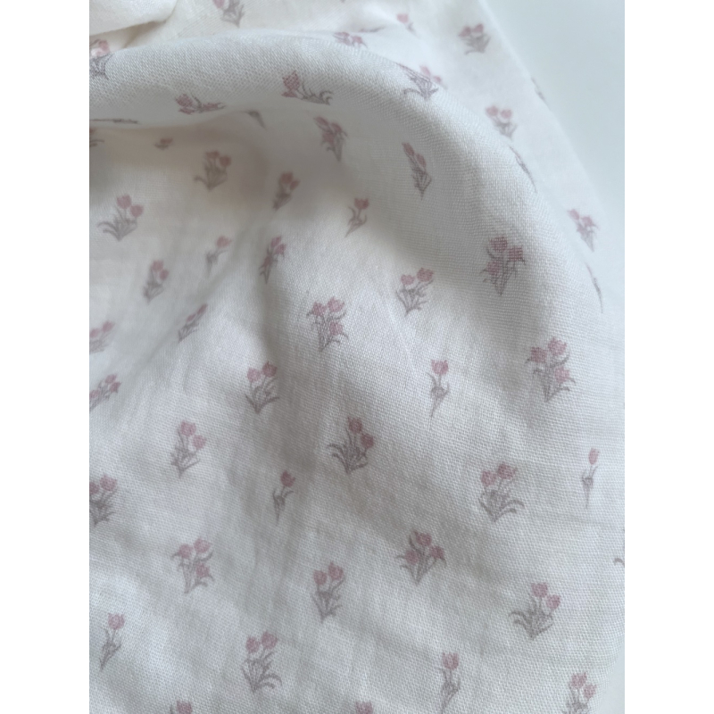 Madeleine - Double gaze de coton BIO blanc motif tulipes rose poudré Tissus issus de l'agriculture biologique  - 2