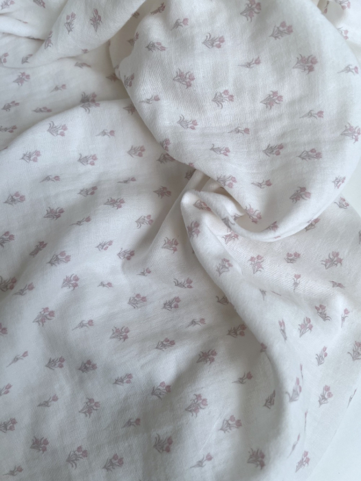 Madeleine - Double gaze de coton BIO blanc motif tulipes rose poudré Tissus issus de l'agriculture biologique  - 7