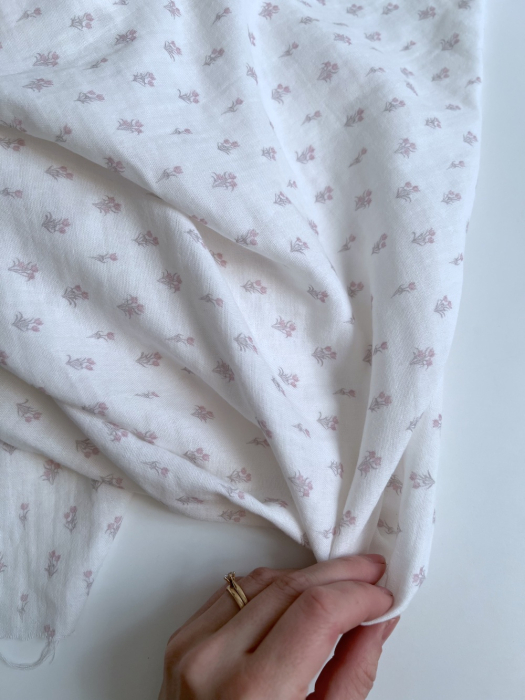 Madeleine - Double gaze de coton BIO blanc motif tulipes rose poudré Tissus issus de l'agriculture biologique  - 10