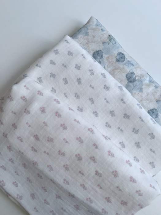 Audrey - Double gaze de coton BIO blanc motif bleu poudré et écru Tissus issus de l'agriculture biologique  - 11