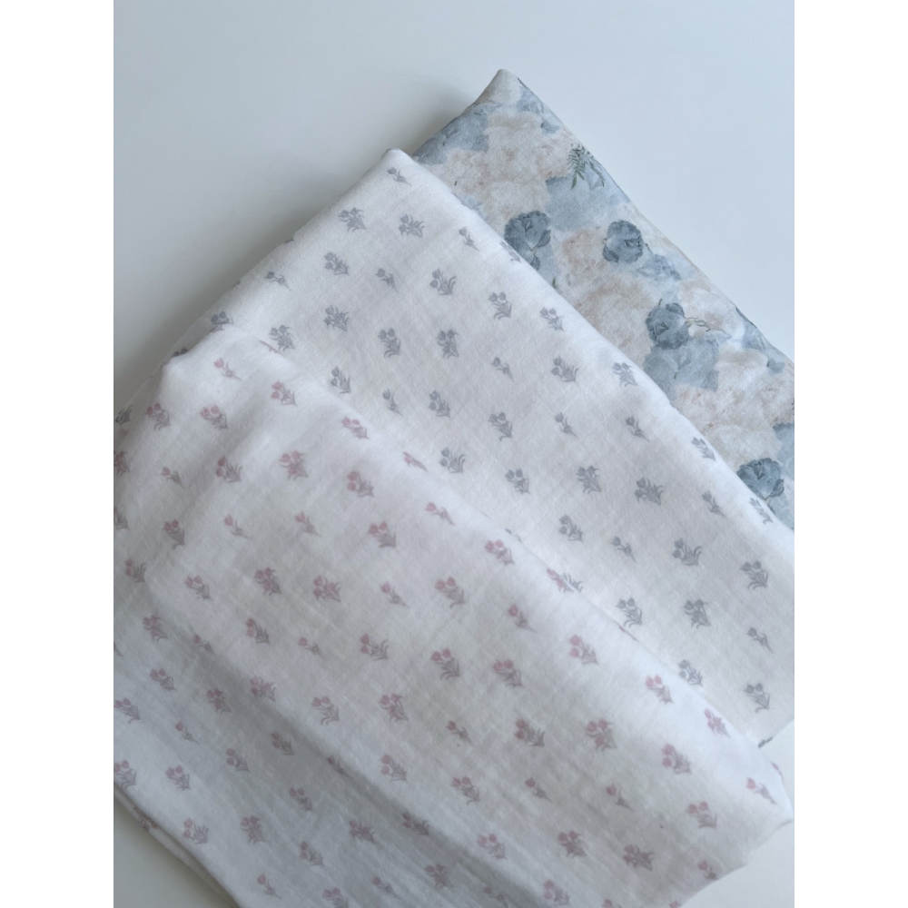 Audrey - Double gaze de coton BIO blanc motif bleu poudré et écru Tissus issus de l'agriculture biologique  - 11