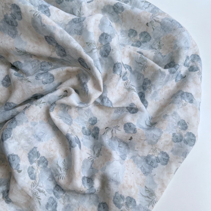 Audrey - Double gaze de coton BIO blanc motif bleu poudré et écru Tissus issus de l'agriculture biologique  - 1