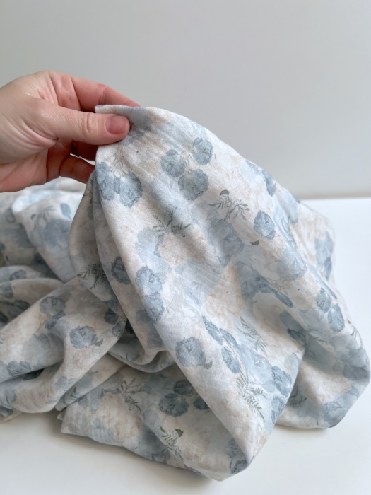 Audrey - Double gaze de coton BIO blanc motif bleu poudré et écru Tissus issus de l'agriculture biologique  - 2