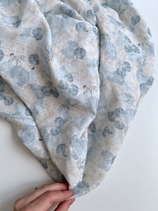 Audrey - Double gaze de coton BIO blanc motif bleu poudré et écru Tissus issus de l'agriculture biologique  - 6