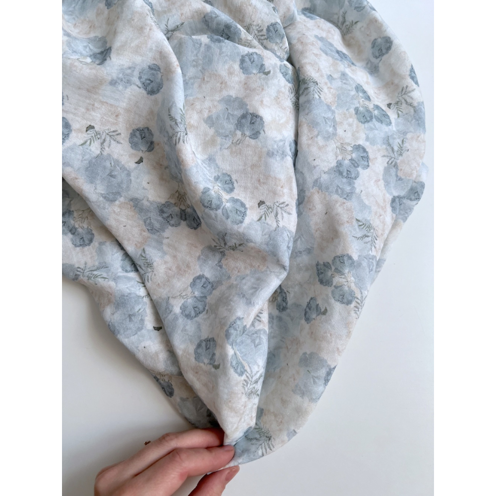 Audrey - Double gaze de coton BIO blanc motif bleu poudré et écru Tissus issus de l'agriculture biologique  - 6