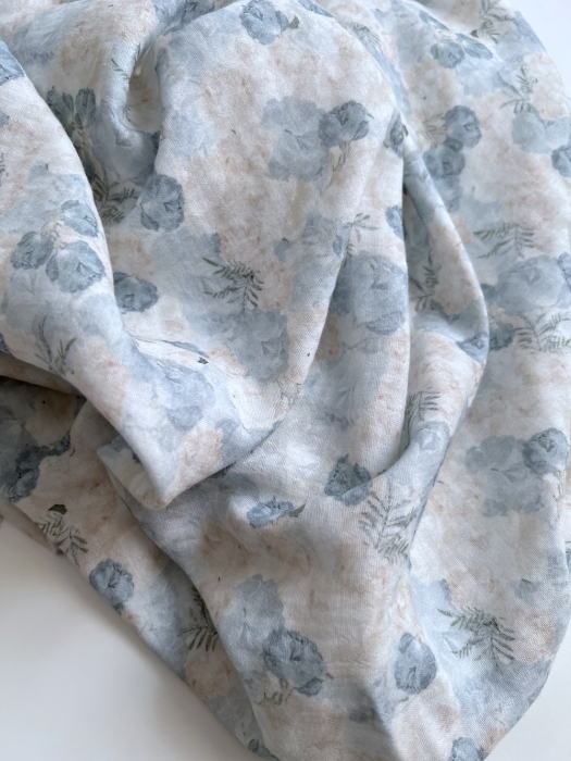 Audrey - Double gaze de coton BIO blanc motif bleu poudré et écru Tissus issus de l'agriculture biologique  - 3