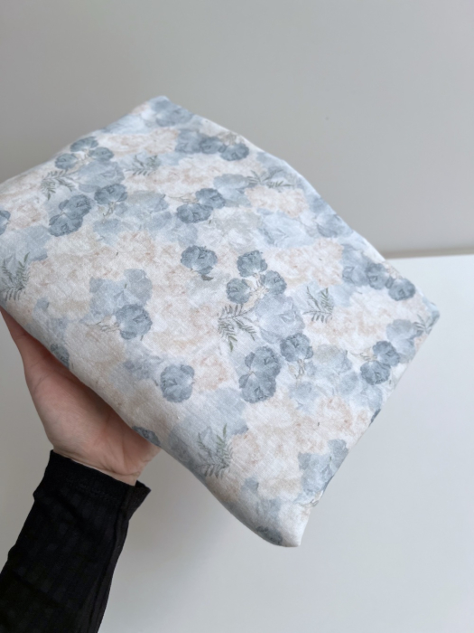 Audrey - Double gaze de coton BIO blanc motif bleu poudré et écru Tissus issus de l'agriculture biologique  - 9