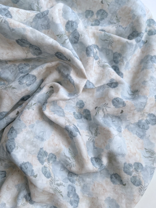 Audrey - Double gaze de coton BIO blanc motif bleu poudré et écru Tissus issus de l'agriculture biologique  - 7