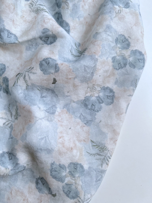 Audrey - Double gaze de coton BIO blanc motif bleu poudré et écru Tissus issus de l'agriculture biologique  - 8