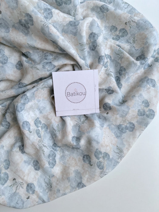 Audrey - Double gaze de coton BIO blanc motif bleu poudré et écru Tissus issus de l'agriculture biologique  - 5