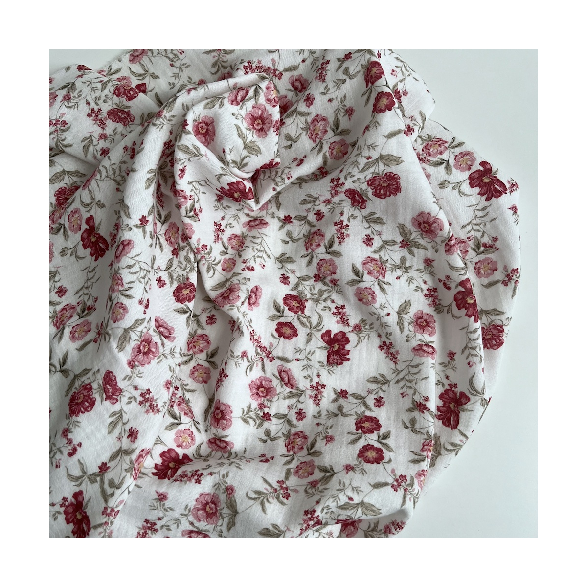 Romy - Double gaze de coton BIO blanc motif pourpre et vert Tissus issus de l'agriculture biologique  - 1 Romy - Double gaze de coton BIO blanc motif pourpre et vert Tissus issus de l'agriculture biologique  - 1