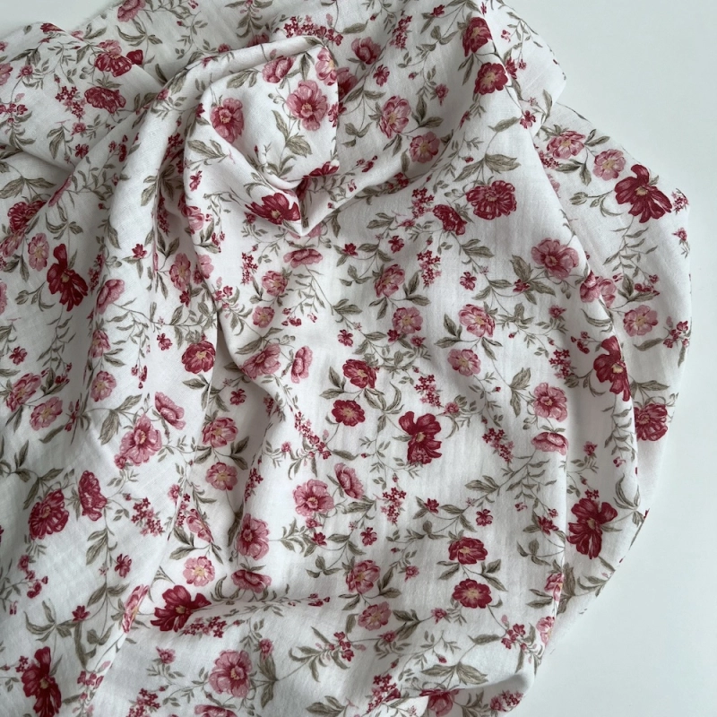 Romy - Double gaze de coton BIO blanc motif pourpre et vert Tissus issus de l'agriculture biologique  - 1