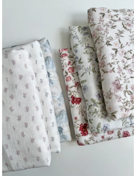 Romy - Double gaze de coton BIO blanc motif rose poudré et vert Tissus issus de l'agriculture biologique  - 15