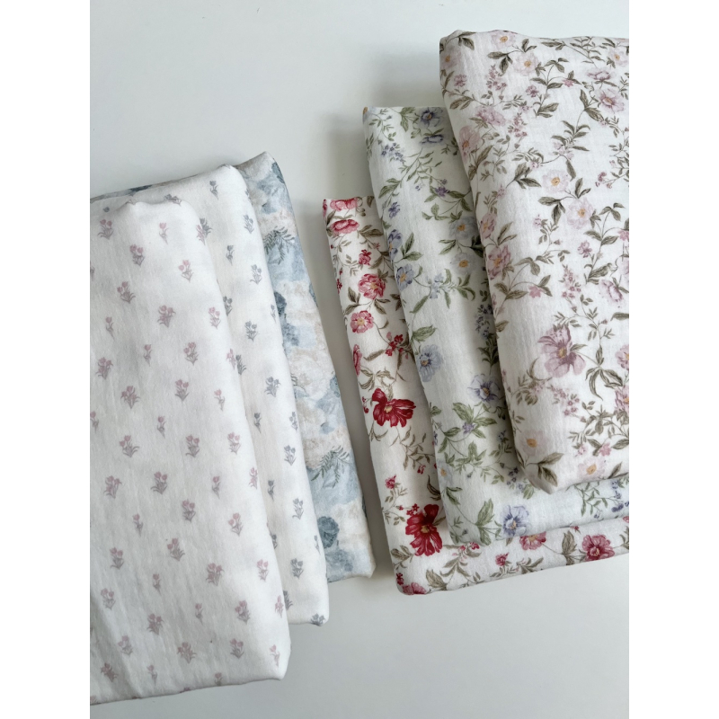 Romy - Double gaze de coton BIO blanc motif rose poudré et vert Tissus issus de l'agriculture biologique  - 15