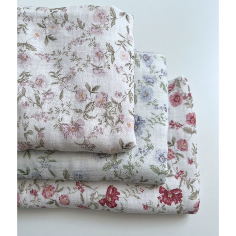 Romy - Double gaze de coton BIO blanc motif rose poudré et vert Tissus issus de l'agriculture biologique  - 13