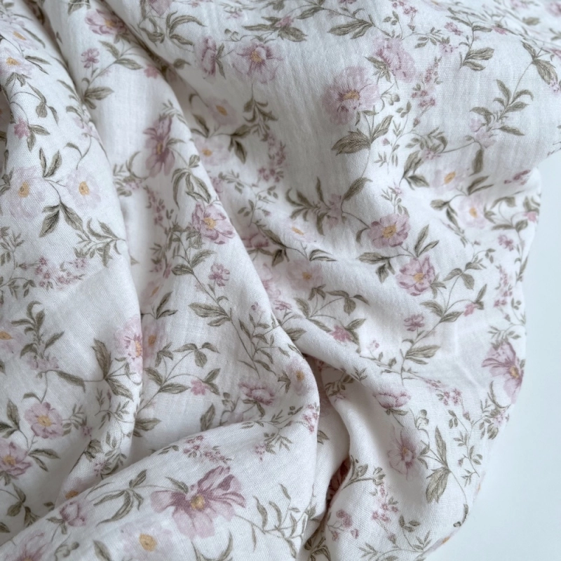 Romy - Double gaze de coton BIO blanc motif rose poudré et vert Tissus issus de l'agriculture biologique  - 1