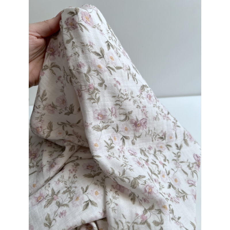 Romy - Double gaze de coton BIO blanc motif rose poudré et vert Tissus issus de l'agriculture biologique  - 2