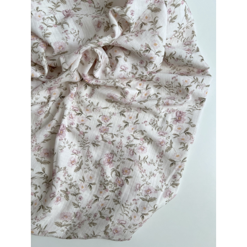Romy - Double gaze de coton BIO blanc motif rose poudré et vert Tissus issus de l'agriculture biologique  - 3