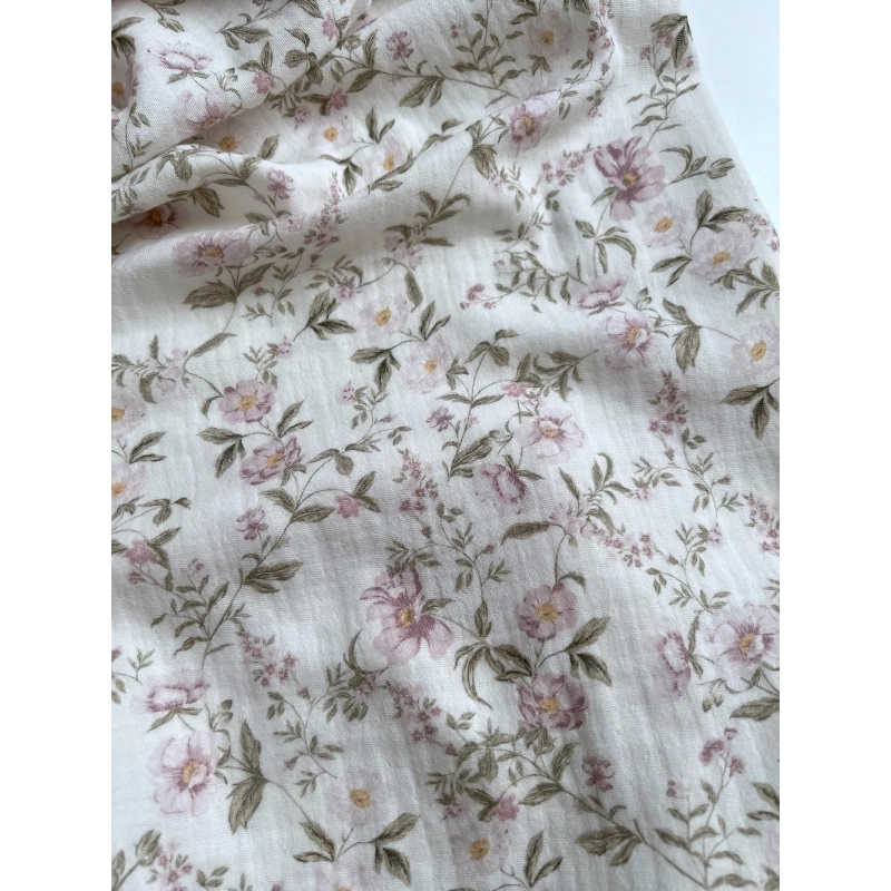 Romy - Double gaze de coton BIO blanc motif rose poudré et vert Tissus issus de l'agriculture biologique  - 5