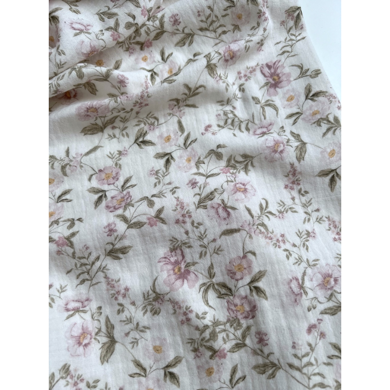 Romy - Double gaze de coton BIO blanc motif rose poudré et vert Tissus issus de l'agriculture biologique  - 5