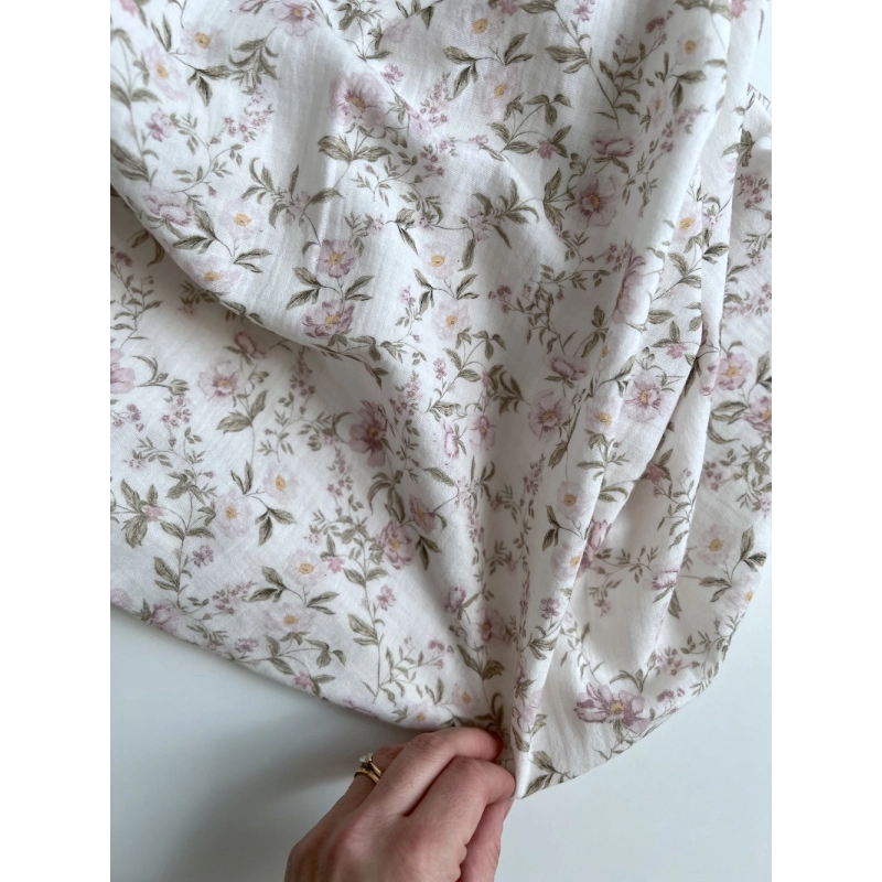 Romy - Double gaze de coton BIO blanc motif rose poudré et vert Tissus issus de l'agriculture biologique  - 9
