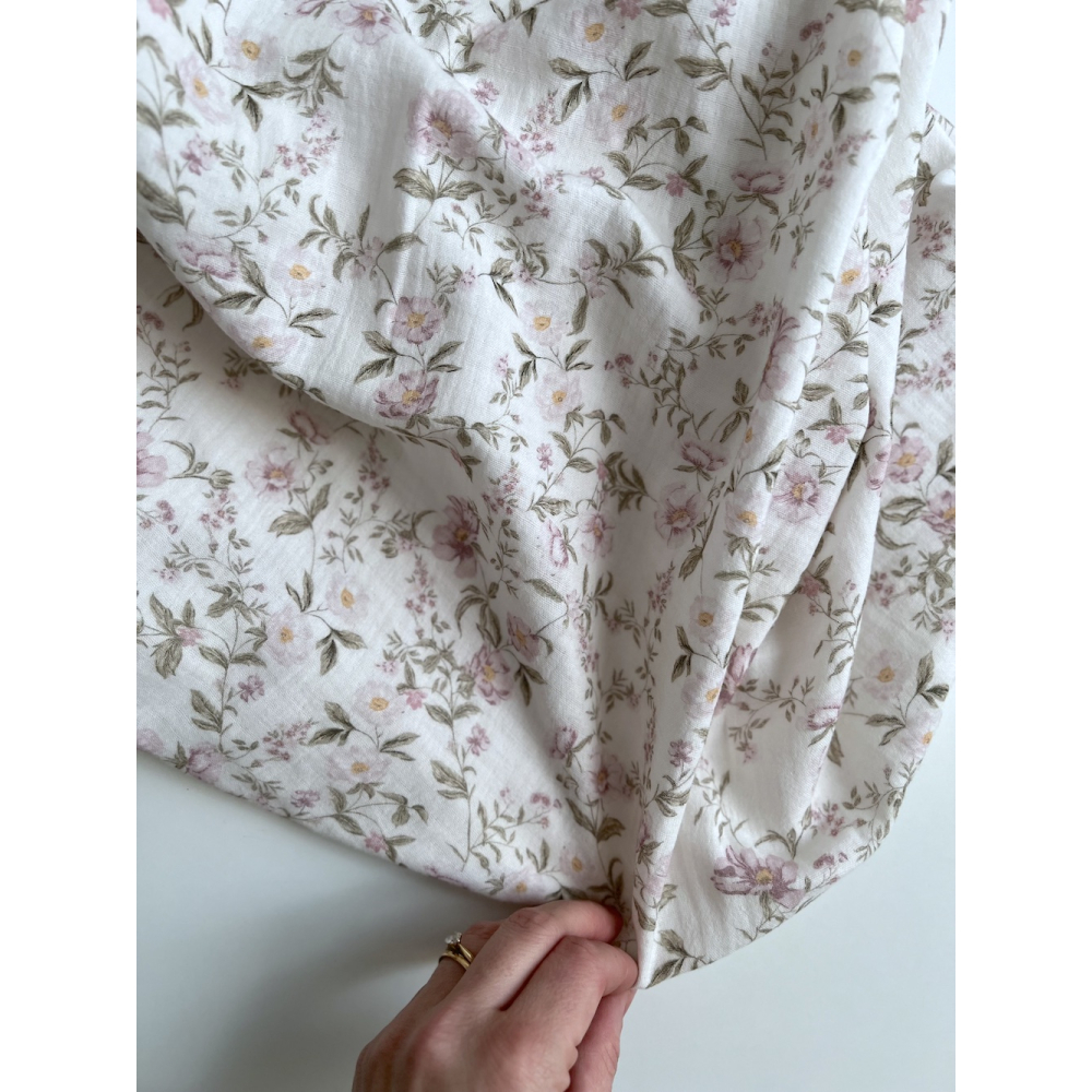 Romy - Double gaze de coton BIO blanc motif rose poudré et vert Tissus issus de l'agriculture biologique  - 9