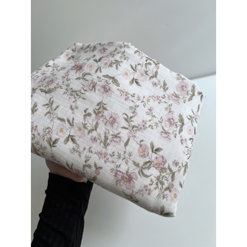 Romy - Double gaze de coton BIO blanc motif rose poudré et vert Tissus issus de l'agriculture biologique  - 12