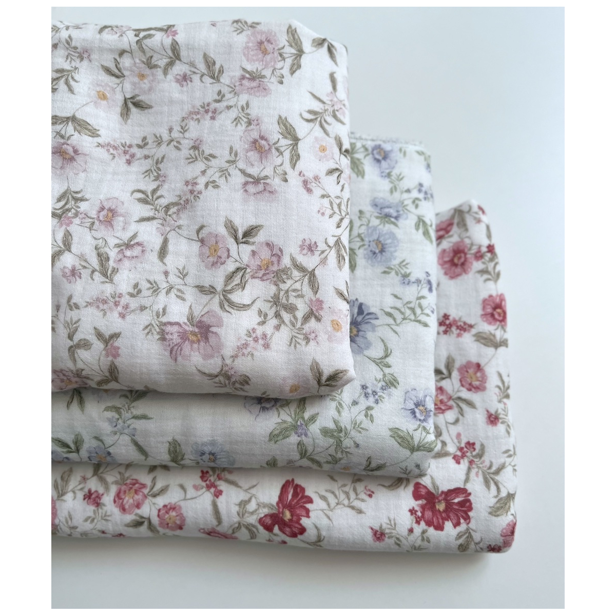 Romy - Double gaze de coton BIO blanc motif bleu poudré et vert Tissus issus de l'agriculture biologique  - 11