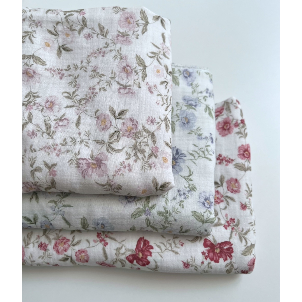 Romy - Double gaze de coton BIO blanc motif bleu poudré et vert Tissus issus de l'agriculture biologique  - 11