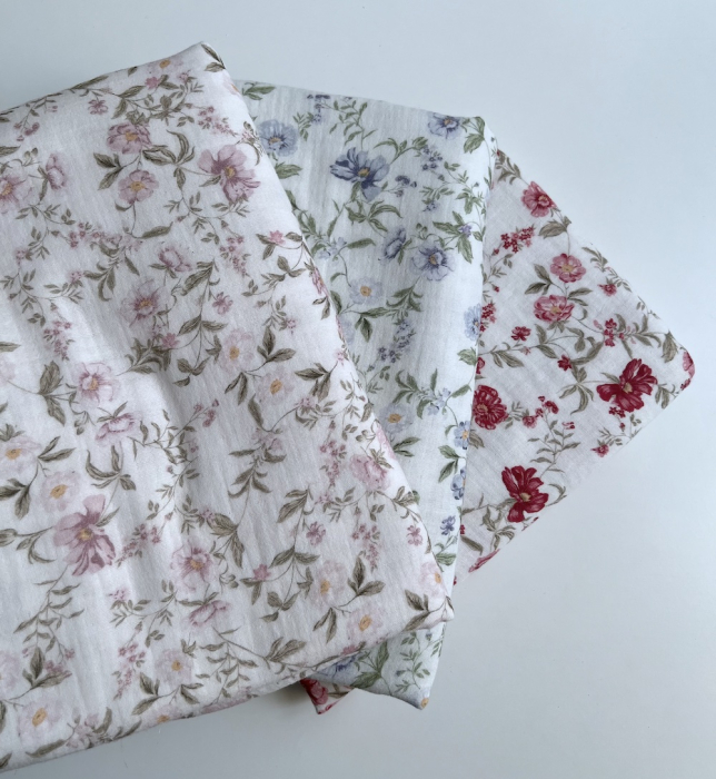 Romy - Double gaze de coton BIO blanc motif bleu poudré et vert Tissus issus de l'agriculture biologique  - 13