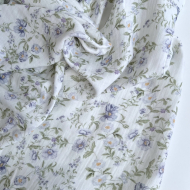 Romy - Double gaze de coton BIO blanc motif bleu poudré et vert Tissus issus de l'agriculture biologique  - 1