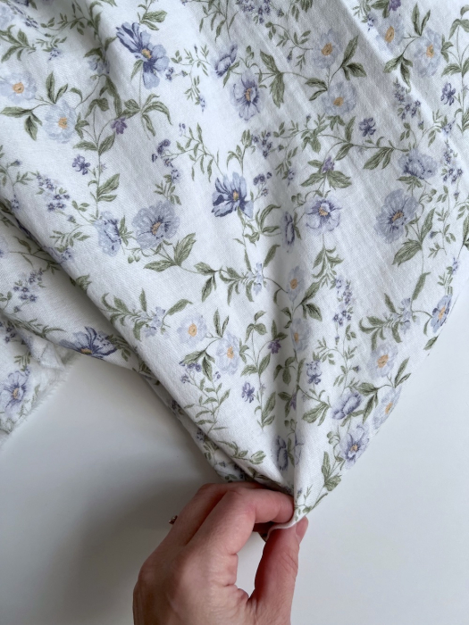 Romy - Double gaze de coton BIO blanc motif bleu poudré et vert Tissus issus de l'agriculture biologique  - 2