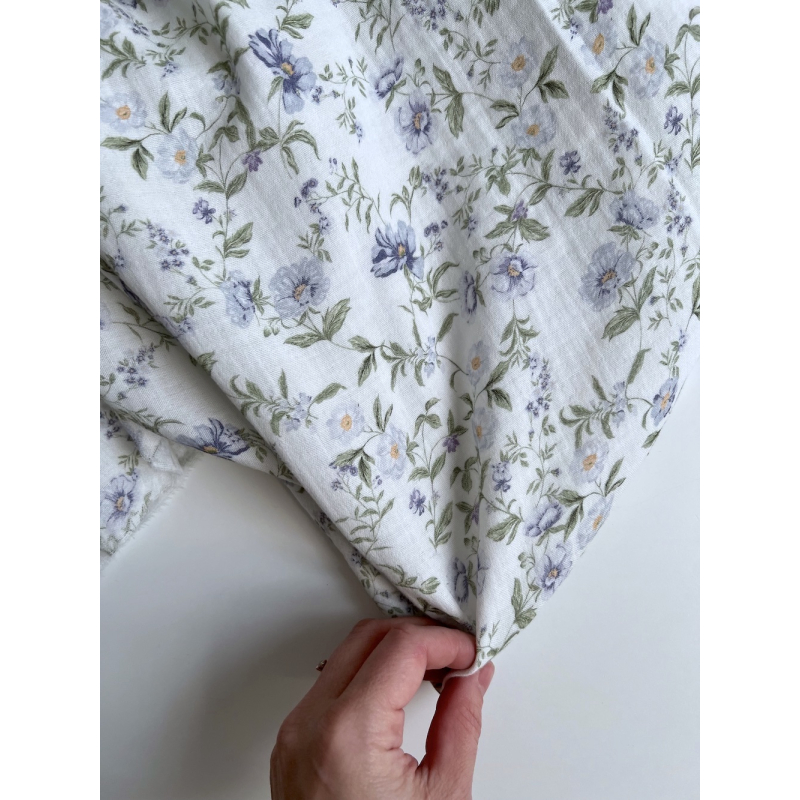 Romy - Double gaze de coton BIO blanc motif bleu poudré et vert Tissus issus de l'agriculture biologique  - 2