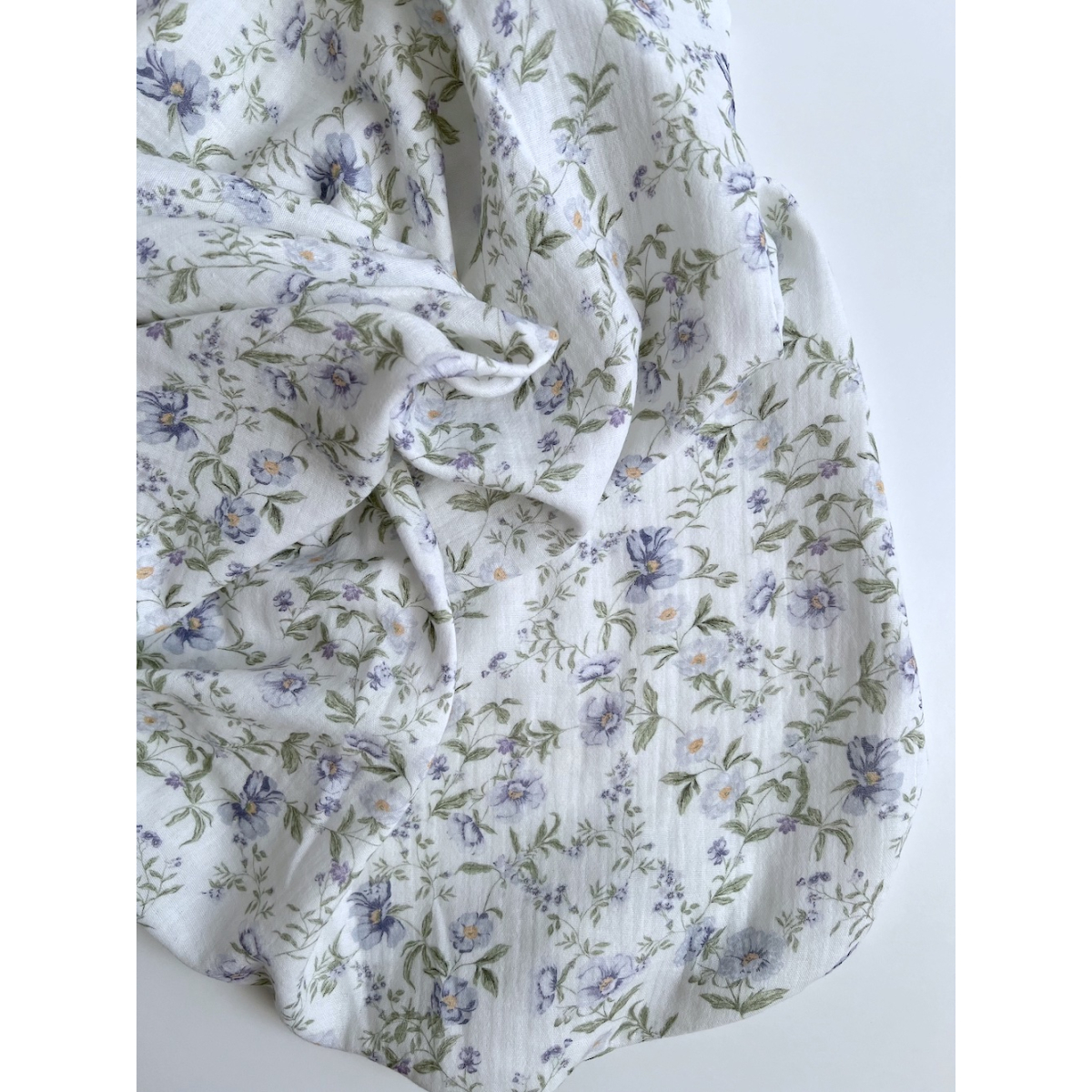 Romy - Double gaze de coton BIO blanc motif bleu poudré et vert Tissus issus de l'agriculture biologique  - 3