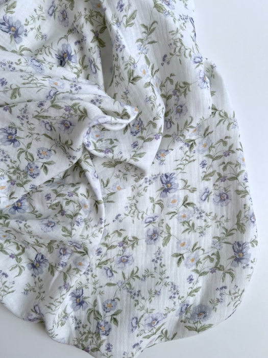 Romy - Double gaze de coton BIO blanc motif bleu poudré et vert Tissus issus de l'agriculture biologique  - 3