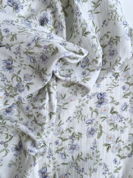 Romy - Double gaze de coton BIO blanc motif bleu poudré et vert Tissus issus de l'agriculture biologique  - 5