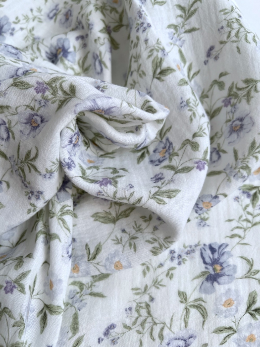 Romy - Double gaze de coton BIO blanc motif bleu poudré et vert Tissus issus de l'agriculture biologique  - 6