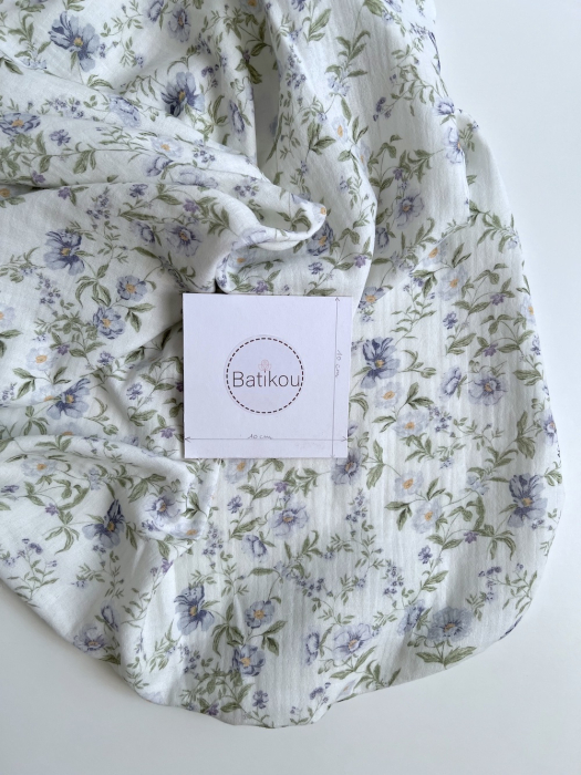 Romy - Double gaze de coton BIO blanc motif bleu poudré et vert Tissus issus de l'agriculture biologique  - 7