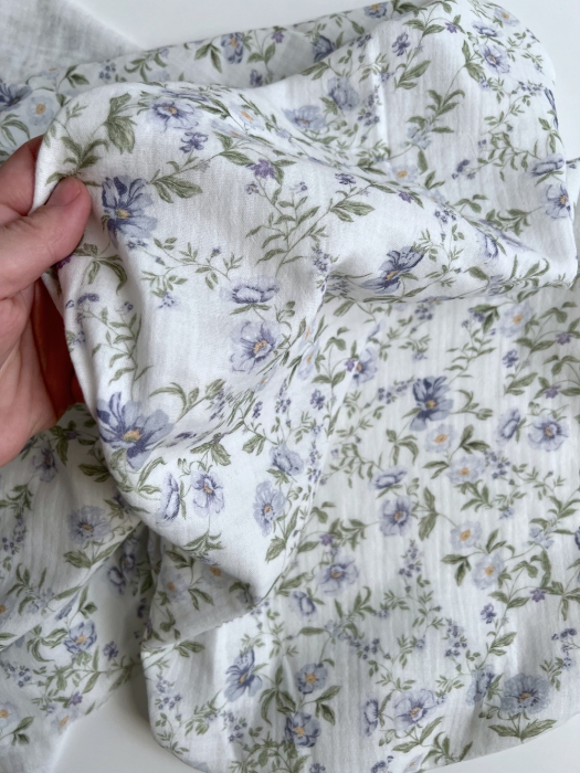 Romy - Double gaze de coton BIO blanc motif bleu poudré et vert Tissus issus de l'agriculture biologique  - 8
