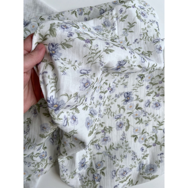 Romy - Double gaze de coton BIO blanc motif bleu poudré et vert Tissus issus de l'agriculture biologique  - 8