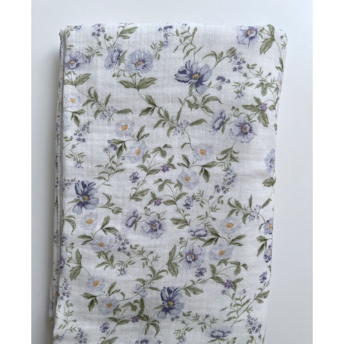 Romy - Double gaze de coton BIO blanc motif bleu poudré et vert Tissus issus de l'agriculture biologique  - 9