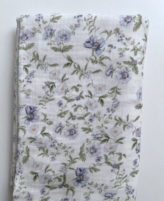 Romy - Double gaze de coton BIO blanc motif bleu poudré et vert Tissus issus de l'agriculture biologique  - 9