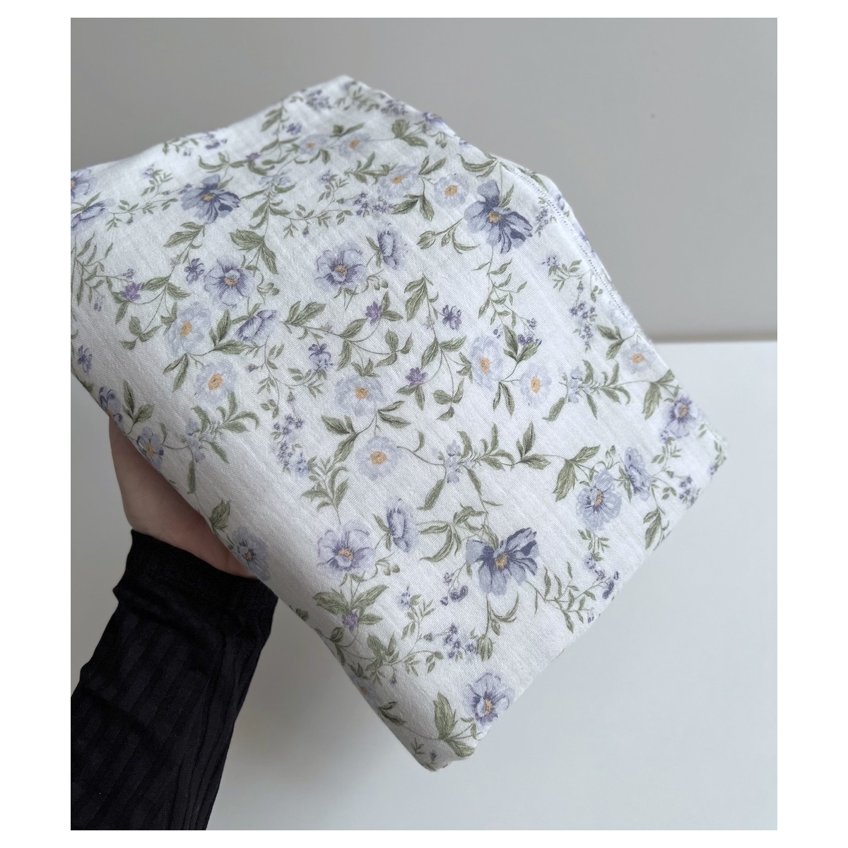 Romy - Double gaze de coton BIO blanc motif bleu poudré et vert Tissus issus de l'agriculture biologique  - 10