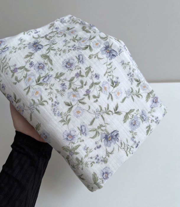 Romy - Double gaze de coton BIO blanc motif bleu poudré et vert Tissus issus de l'agriculture biologique  - 10