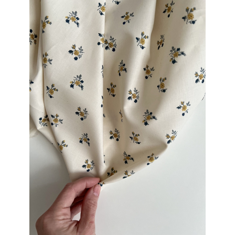 Celine - Popeline douce coton organique fond ivoire imprimé fleuri marine / moutarde Tissus issus de l'agriculture biologique  -
