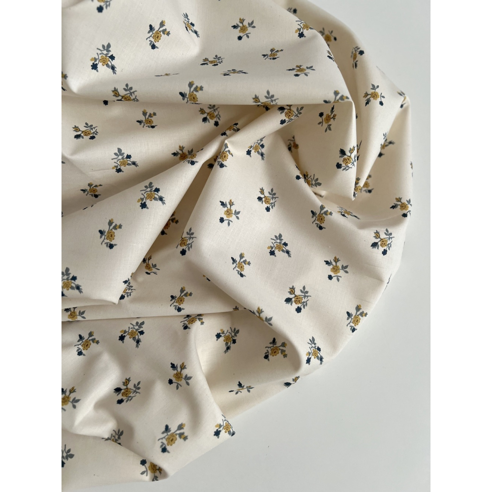 Celine - Popeline douce coton organique fond ivoire imprimé fleuri marine / moutarde Tissus issus de l'agriculture biologique  -